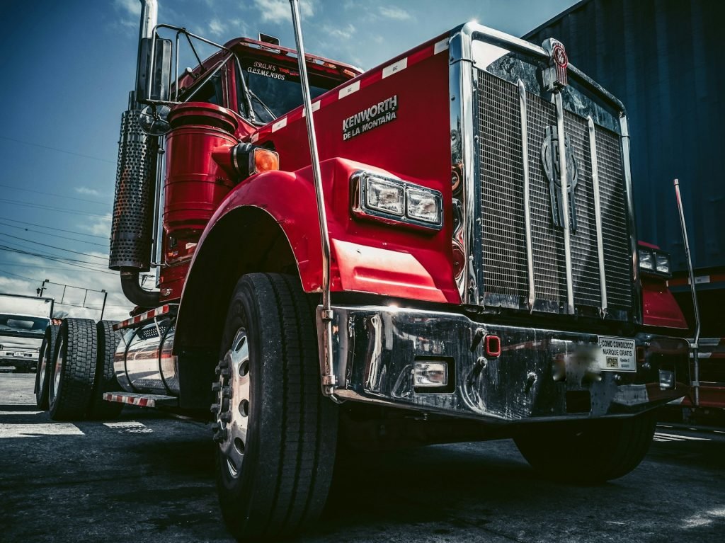 Contacto Transporte Araque Coslada Madrid - red and white truck on black asphalt road